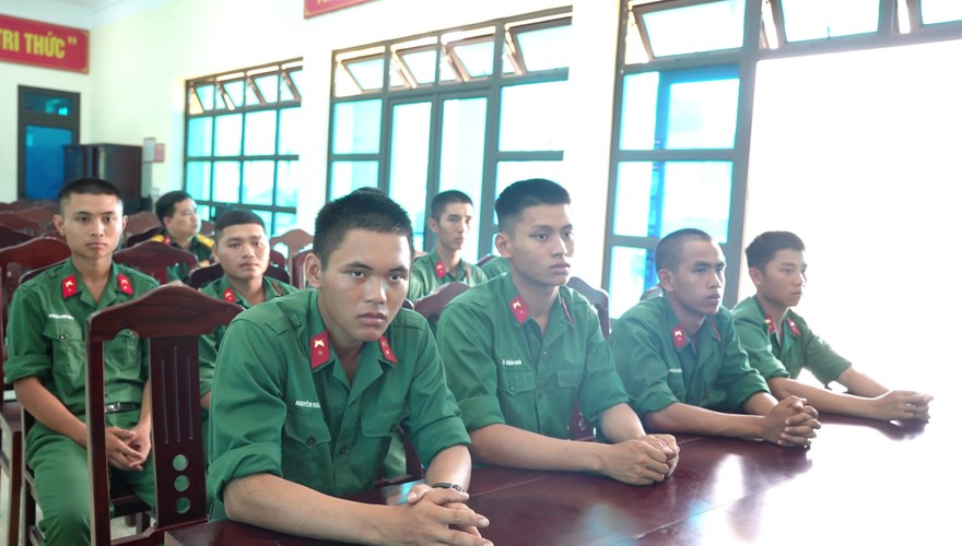 Phường Yên Nghĩa thăm, động viên chiến sĩ mới nhập ngũ năm 2026