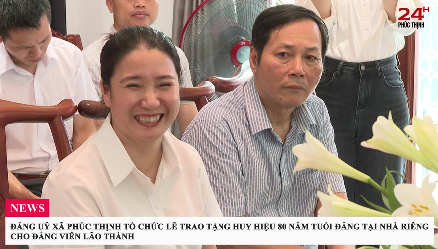 ĐẢNG UỶ XÃ PHÚC THỊNH TỔ CHỨC LỄ TRAO TẶNG HUY HIỆU 80 NĂM TUỔI ĐẢNG TẠI NHÀ RIÊNG CHO ĐẢNG VIÊN LÃO THÀNH