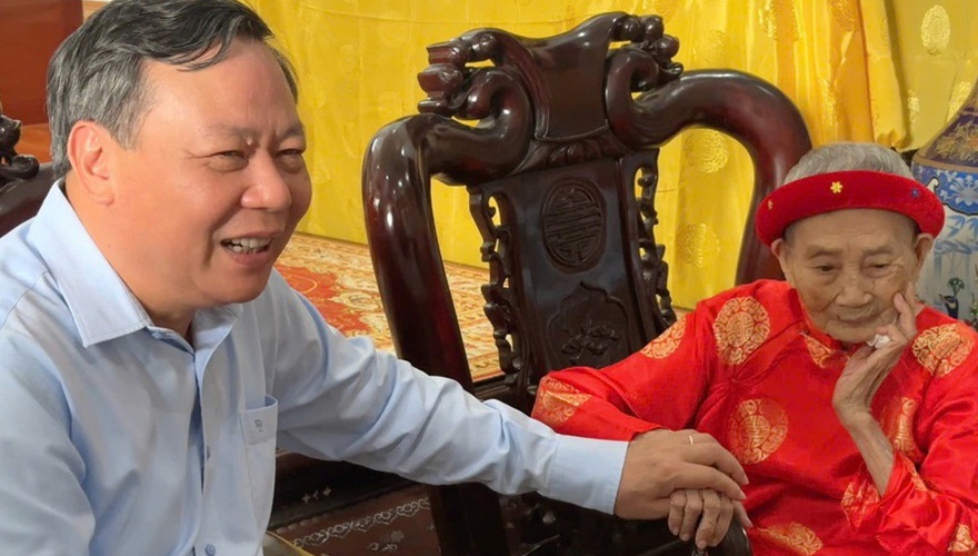 Phó Bí thư Thành ủy Nguyễn Văn Phong thăm tặng quà Mẹ Việt Nam anh hùng Nguyễn Thị Lân nhân dịp kỷ niệm 70 năm ngày giải phóng thủ đô (10/10/1954 – 10/10/2024).