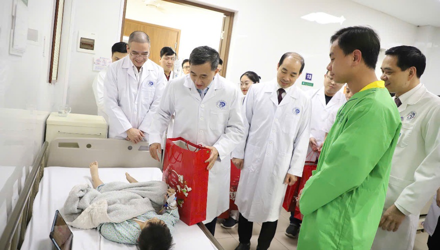 Cán bộ ngành Y tế Hà Nội tận tâm và thầm lặng chăm sóc sức khỏe người bệnh