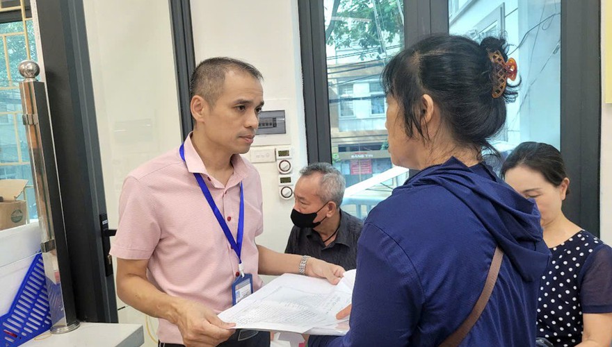 ĐIỂM TIẾP NHẬN PHỤC VỤ HÀNH CHÍNH CÔNG PHƯỜNG VĂN MIẾU- QUỐC TỬ GIÁM NHỮNG NGÀY ĐẦU THỰC HIỆN MÔ HÌNH CHÍNH QUYỀN HAI CẤP