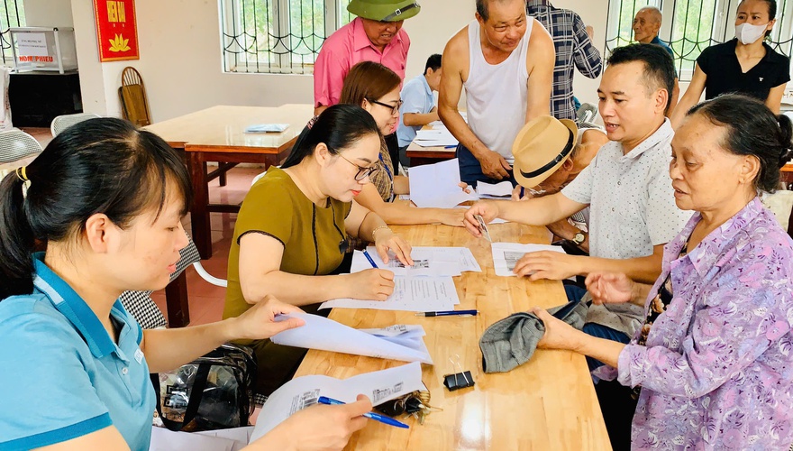 Những hình ảnh hỗ trợ người dân kê khai hồ sơ trợ cấp hưu trí xã hội theo Nghị định 176/2025/NĐ-CP tại nhà văn hoá các thôn trên địa bàn xã Thượng Phúc