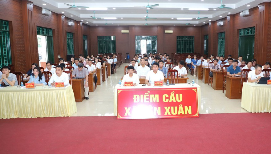 HỘI NGHỊ CÔNG BỐ VÀ TRAO QUYẾT ĐỊNH VỀ CÔNG TÁC CÁN BỘ CỦA ĐẢNG BỘ XÃ YÊN XUÂN