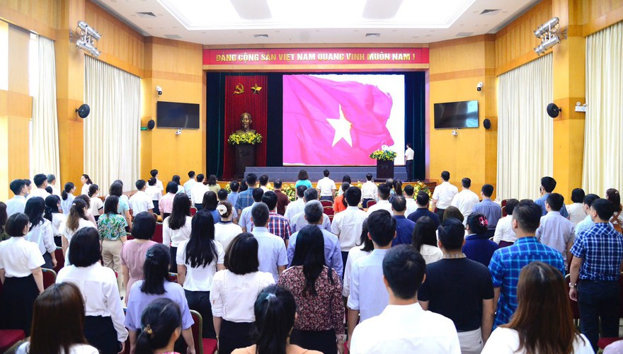 Lễ chào cờ đầu tiên tại Đảng ủy - HĐND- UBND phường Hoàn Kiếm