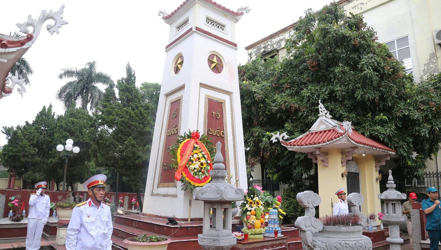 Lãnh đạo phường Dương Nội viếng Nghĩa trang Liệt sỹ nhân kỷ niệm 80 năm Cách mạng tháng Tám và Quốc khánh 2/9