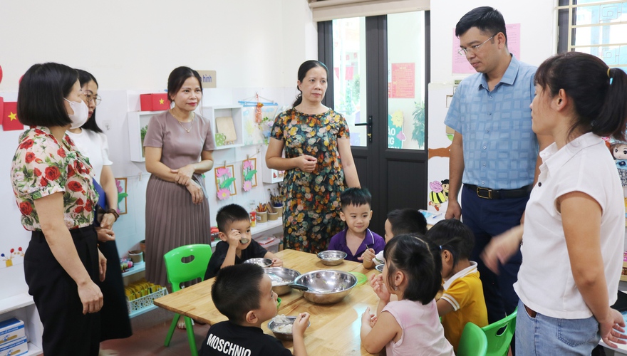 TIN TRUYỀN HÌNH: Đồng chí Phó Chủ tịch UBND xã kiểm tra đột xuất công tác bữa ăn bán trú tại các trường học