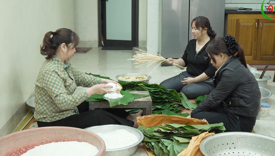  NHỮNG NGƯỜI GIỮ LỬA BÁNH CHƯNG THÔN DU NGHỆ – XÃ QUỐC OAI 
 Bếp hồng ngày Tết – Ấm nồng nghĩa quê 