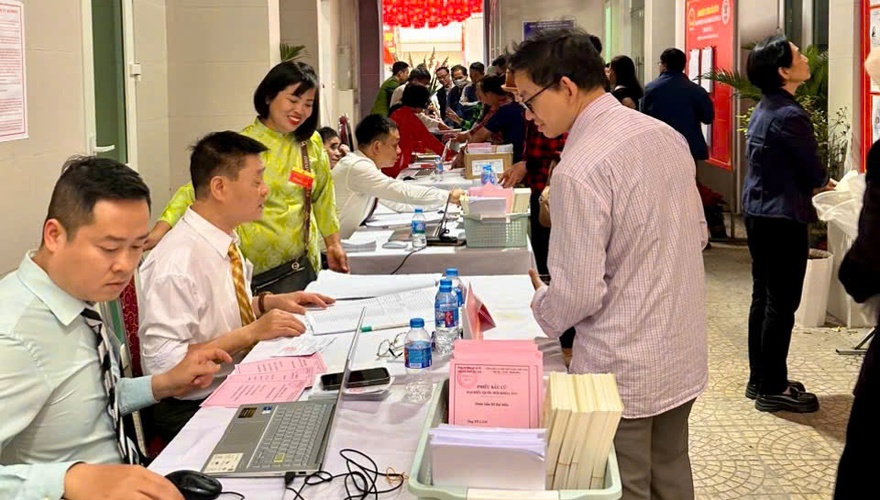 NHỮNG CỬ TRI ĐẦU TIÊN PHẤN KHỞI THAM GIA BỎ PHIẾU