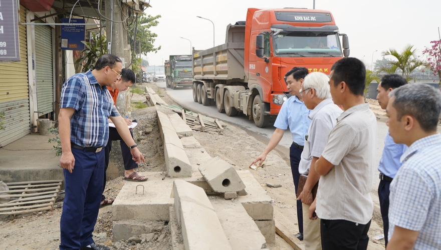 Đồng chí Chủ tịch UBND xã Chuyên Mỹ kiểm tra tiến độ thi công các dự án đầu tư trên địa bàn xã