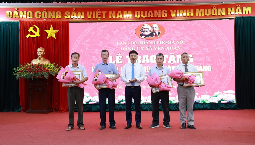 Tin hình: Đảng ủy xã Yên Xuân tổ chức lễ trao tặng huy hiệu Đảng đợt