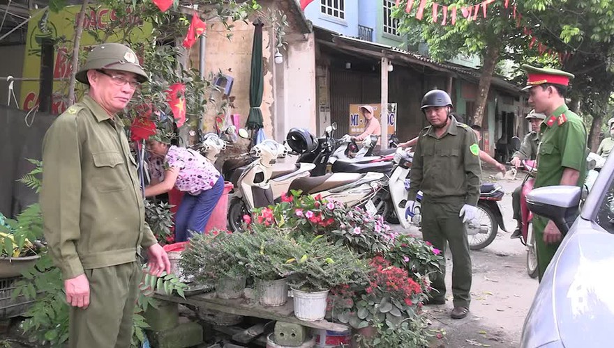 Ban chỉ đạo 197 xã Đoài Phương ra quân xử lý vi phạm trật tự đô thị, vệ sinh môi trường.