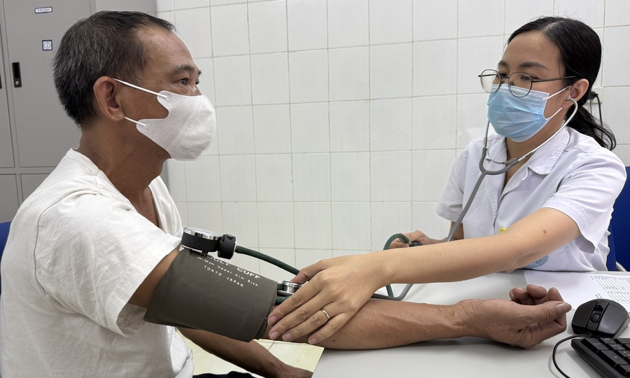 Người cao tuổi cần đi khám sức khỏe định kỳ giúp phát hiện sớm các bệnh lý  tiềm ẩn