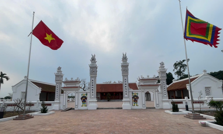 LỐI ĐI NHỎ DẪN ĐẾN CHÙA PHÚC TÂM HAI BÊN RỢP BÓNG CÂY XANH